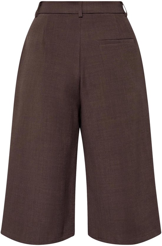 Achterkant van een bruine culottebroek met wijde pijpen.