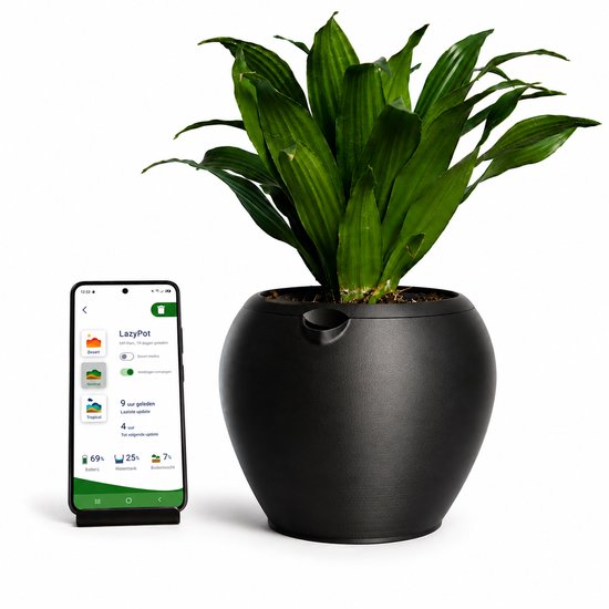 Zwarte LazyPot plantenpot met smartphone ernaast waarop de LazyPot app is geopend. De app toont '9 uur geleden', '4 uur' en '69% batterij'.