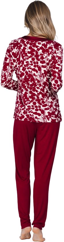 Rugzijde van een pyjama met bordeauxrode bloemenprint op ecru achtergrond en effen rode broek.