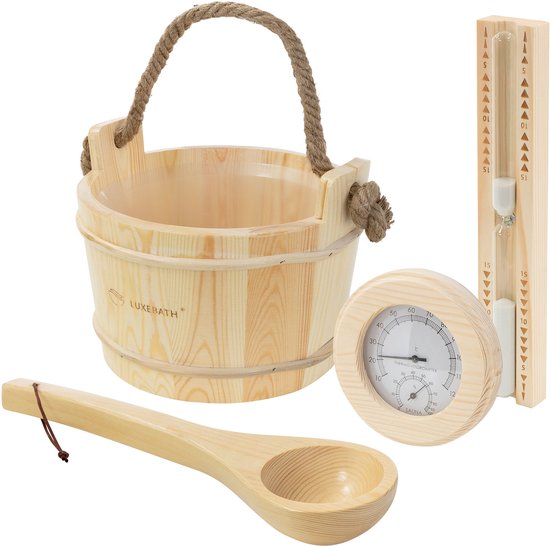 Un set de sauna en bois avec seau, louche, thermomètre-hygromètre et sablier, posé sur fond blanc.