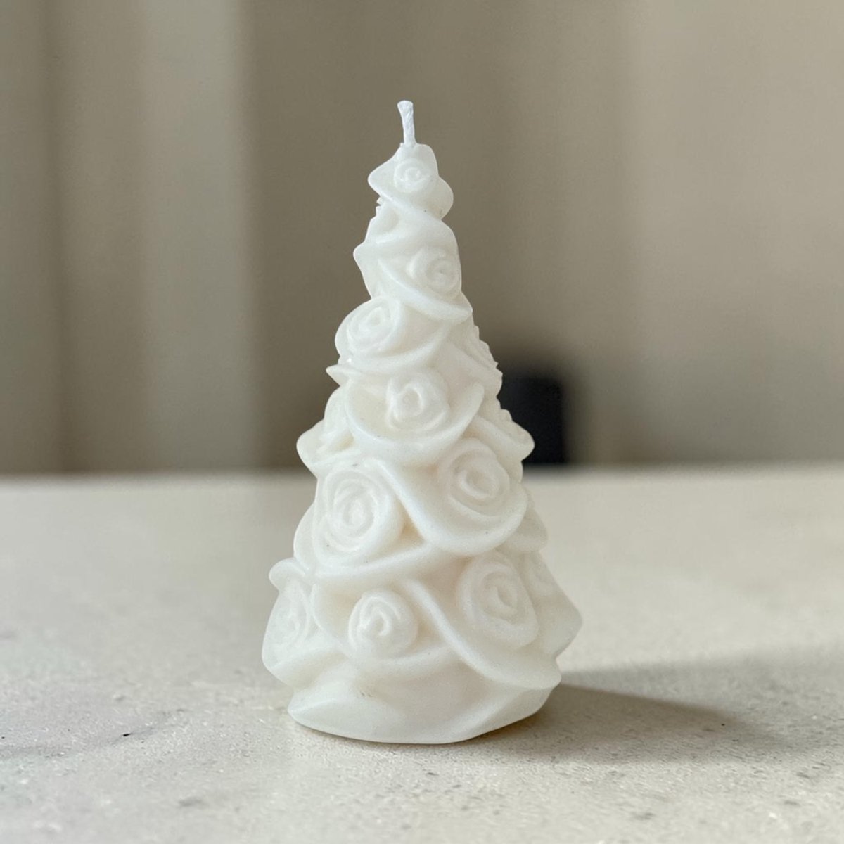 Kerstboom Kaars met Roosjes – Handgemaakte Kaars van Zonnebloemwas – Decoratieve Kerstkaars – Ø 5,5 x 11 cm