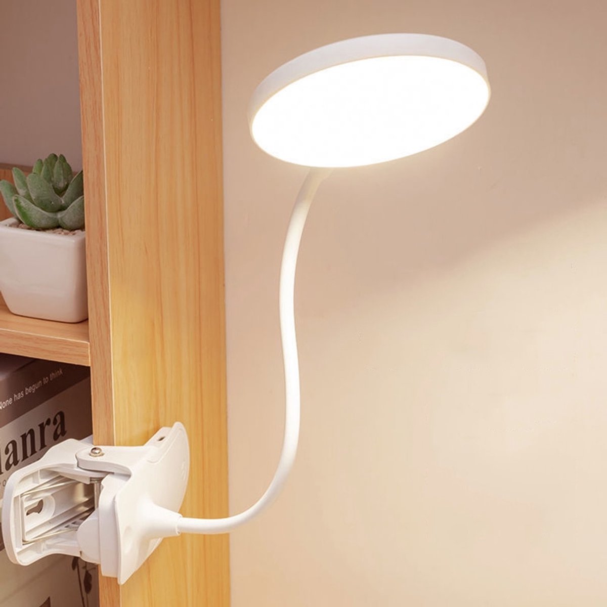 Klembare leeslamp met 3 helderheidsniveaus, USB-opladen, flikkervrij, Geschikt voor bureaus of nachtkastjes.