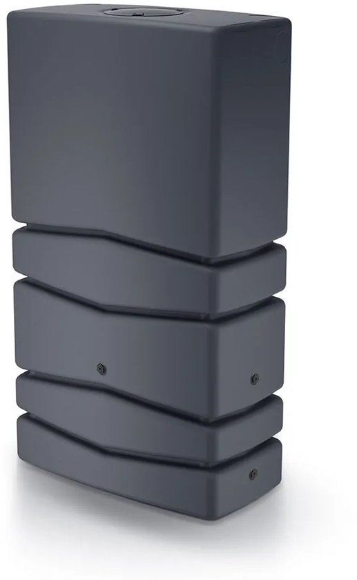 Grijze regenwatertank met ribbels en kraanaansluiting, op witte ondergrond.
