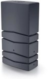 Grijze regenwatertank met ribbels en kraanaansluiting, op witte ondergrond.