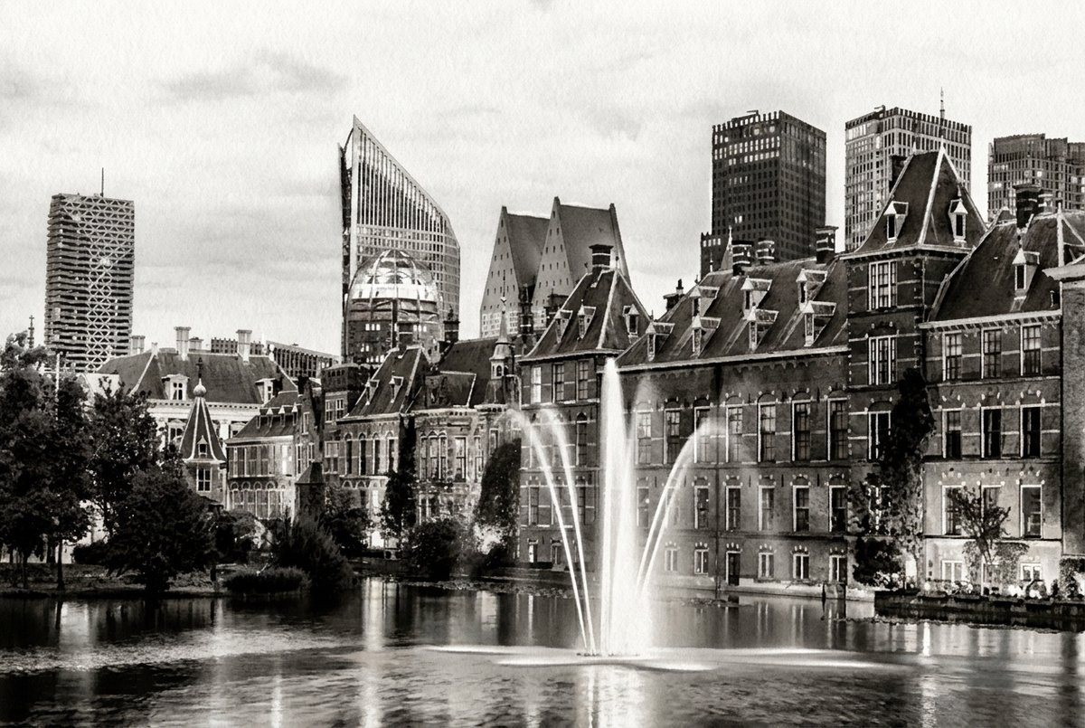 Atelier Iconique Skyline Den Haag Black and White Ink Wash Skylines - Print op Canvas 90x60 cm - Atelier Iconique zwart