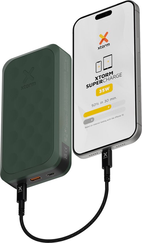 Groene Xtorm powerbank met honingraatmotief, aangesloten op een smartphone die snel oplaadt.