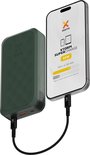 Groene Xtorm powerbank met honingraatmotief, aangesloten op een smartphone die snel oplaadt.