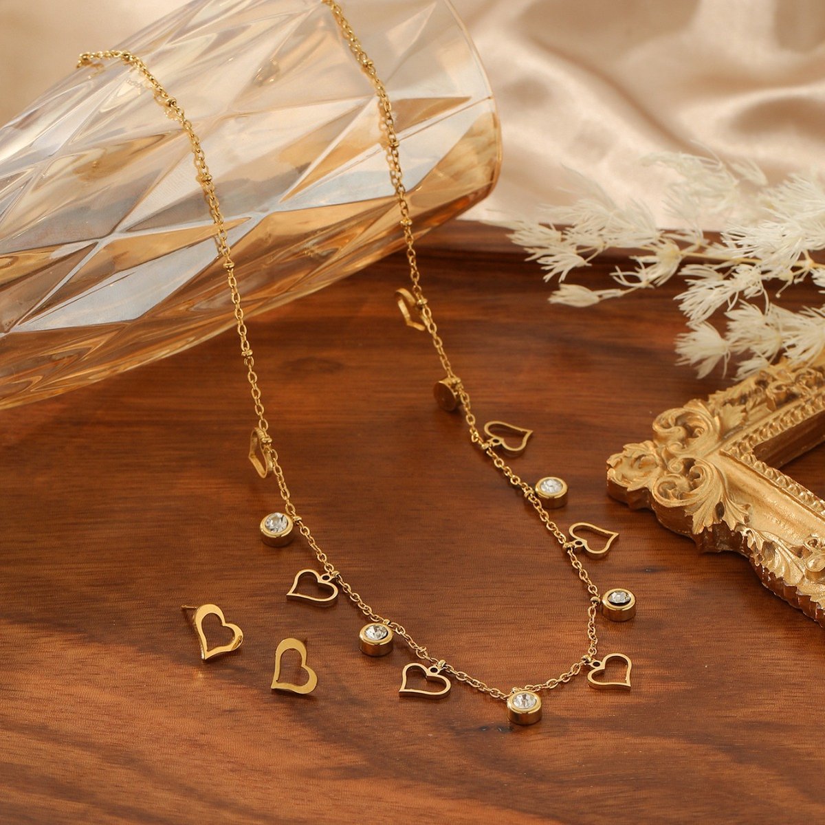 Glintweave – Roestvrijstalen Sieradenset met Hartvormige Hangers & Zirkonia – 18K Verguld – Ketting & Oorstekers – Dames – Goud