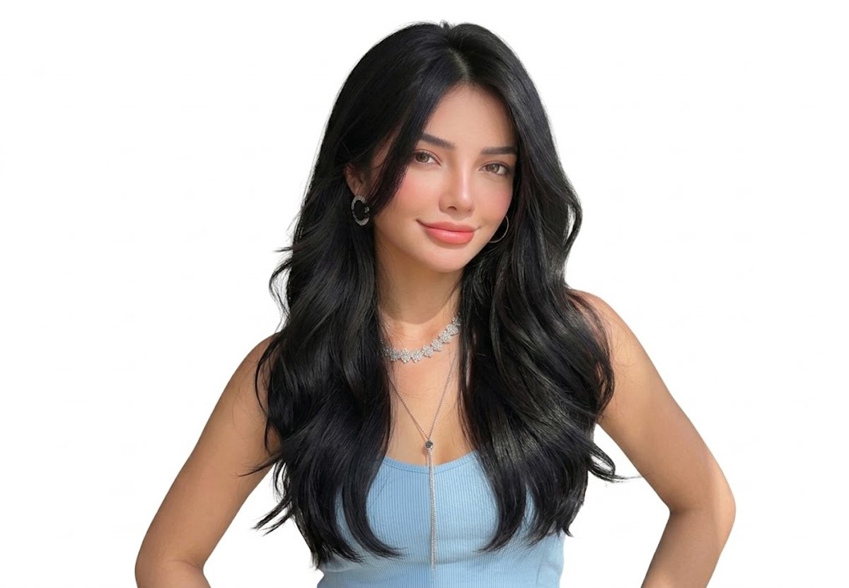 Nifkos Luxe Zwarte Pruik – Lang Golvend Haar met Curtain Bangs / Zijscheiding – Natuurlijk Zwart – Hittebestendige Synthetische Vezels – Ademende & Verstelbare Cap – Dames Wig