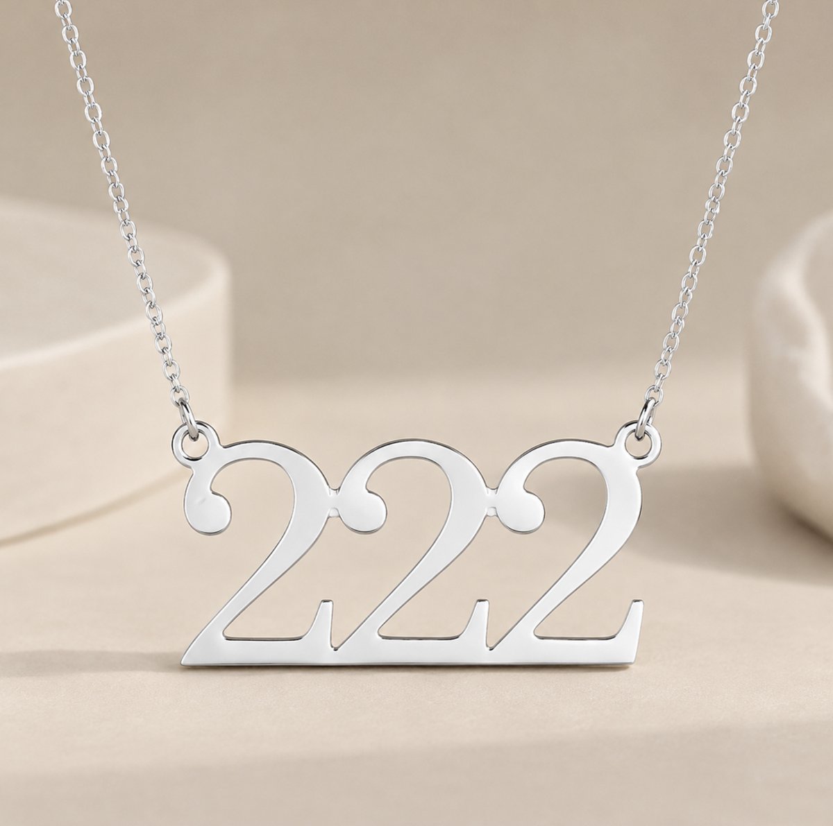 Maevi® Ketting met Engel Getal - 222 - Kleur: Zilver - Hoge Kwaliteit - Roestvrijstaal / RVS / Stainless Steel - Verkleurt Niet - Angel Number - Necklace - Engelgetal Ketting - Spiritueel - Sieraden - Numerologie - 222 Ketting Betekenis
