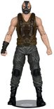 Actiefiguur van Bane, compleet met masker, bruin vest, grijze broek en zwarte laarzen. Op een zwarte displayvoet.