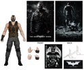 Actiefiguur van Bane, met masker, bruine vest, grijze broek en zwarte laarzen. Inclusief extra handen en achtergrondkaarten.