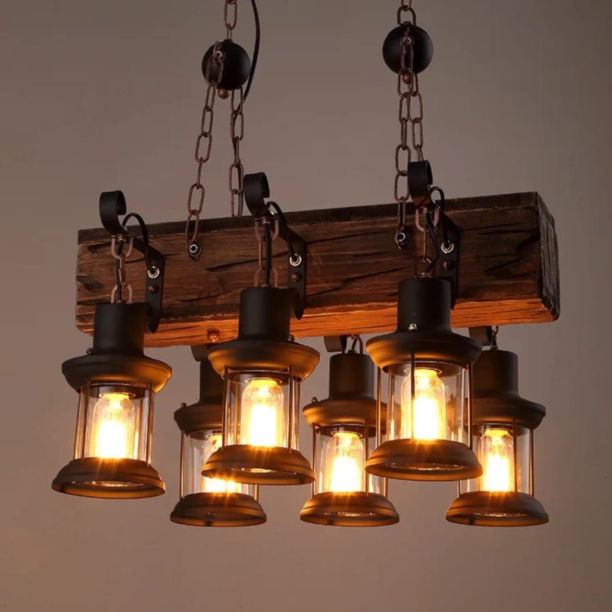 Industriële Houten Balk Hanglamp - 6-Lichts Kroonluchter - Rustiek Hout & Zwarte Metalen Lantaarns - Vintage Eettafel Verlichting - Exclusief Lampen