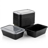 Stapel zwarte voedselcontainers met transparante deksels.