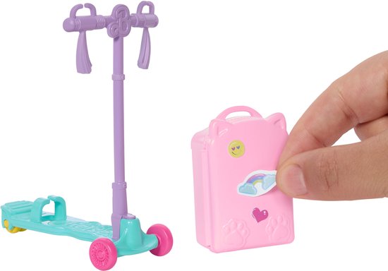 Barbie Club Chelsea Grenzeloos Avontuur Pop - Met Scooterkoffer en Accessoires — afbeelding 2