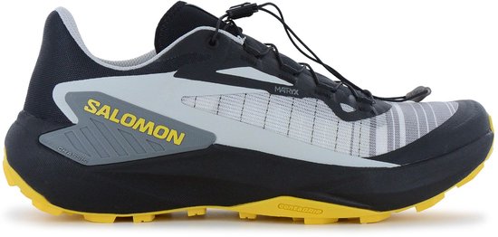 Zwarte Salomon trailrunningschoen met grijze en gele accenten, inclusief "Salomon" en "Genesis" logo's.