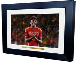 Gesigneerde Foto Lamine Yamal - Voetbal Poster Barcelona - Muurdecoratie Woonkamer - Digitaal Gesigneerde Reprint - 33x24 cm - Zwart
