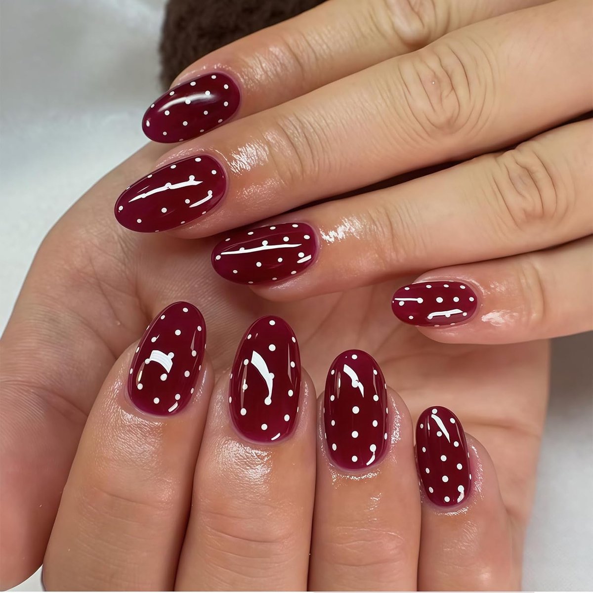 Press On Nails Almondvorm - Polka Dot Design - Burgundy en Wit - Eenvoudig aan te brengen - ShopVlot