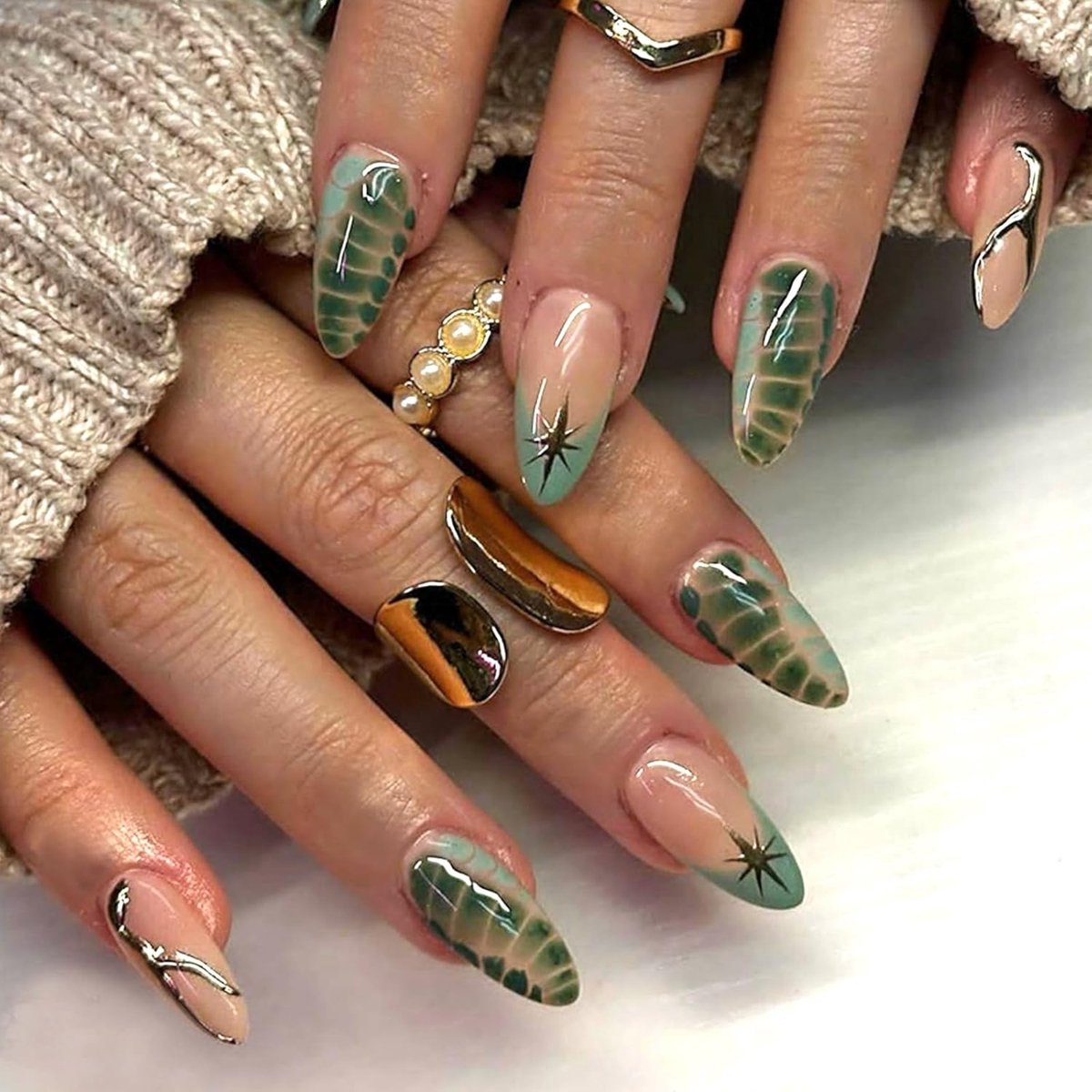 Nepnagels 24 stuks groen - Franse drukvorm - 3D gouden details - Herbruikbaar en elegant - SnelShoppen