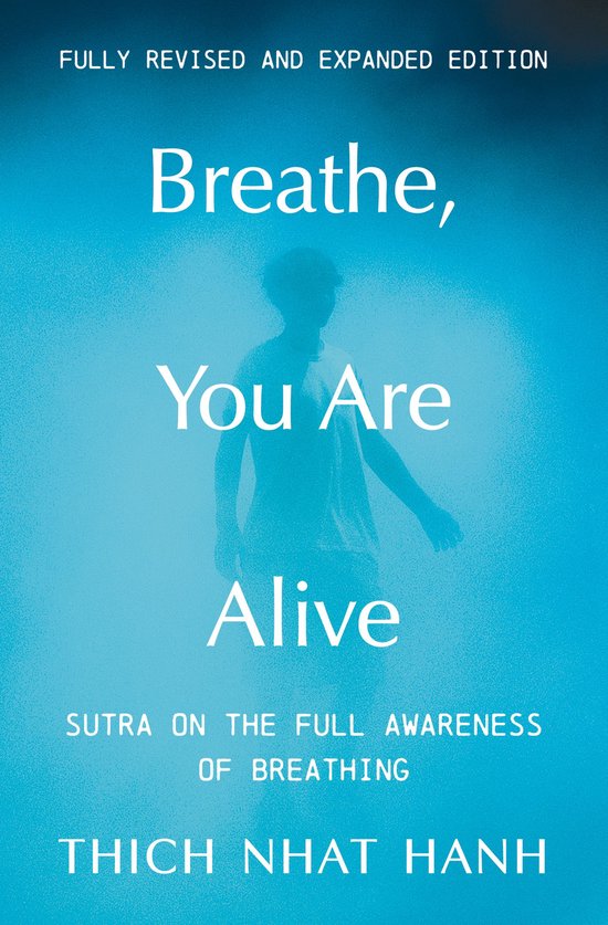 Boekcover van 'Breathe, You Are Alive!' in het blauw met een vage afbeelding van een persoon en de tekst 'Breathe, You Are Alive! SUTRA ON THE FULL AWARENESS OF BREATHING THICH NHAT HANH'.