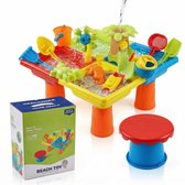 Een vrolijk gekleurde zand- en watertafel met veel accessoires, naast een krukje en de verpakking.