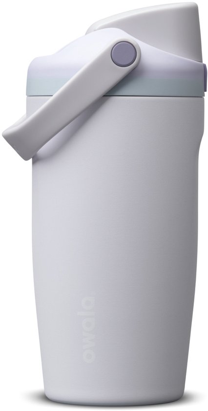 Zijaanzicht van een witte Owala fles met een lichtgrijs handvat en een pastelkleurig deksel met paarse accenten.