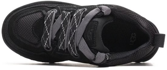 Zwarte UGG LO Lowmel sneaker van bovenaf gezien, met grijs geveterde veters.