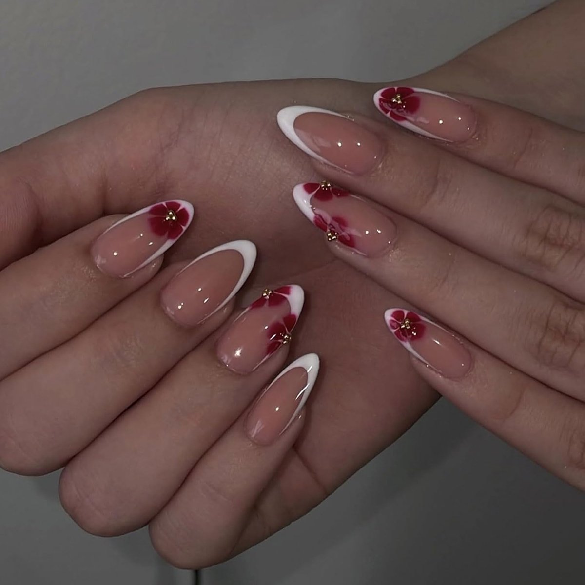 Press-on nagels 24 stuks - korte amandelvormige acrylnagels - rode French Tip met bloemen - gemakkelijk aan te brengen - ShopVlot