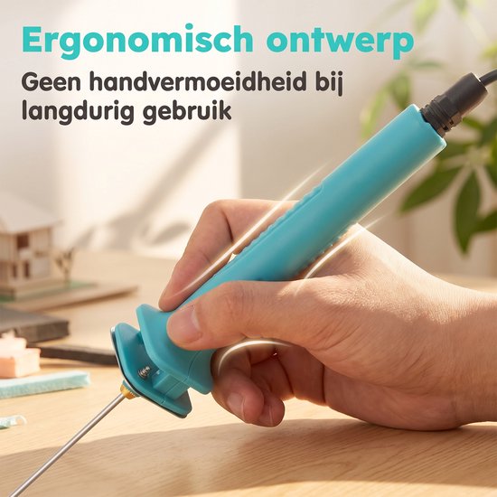 Hand die een cyaanblauwe, ergonomische schuimsnijder vasthoudt voor langdurig gebruik.