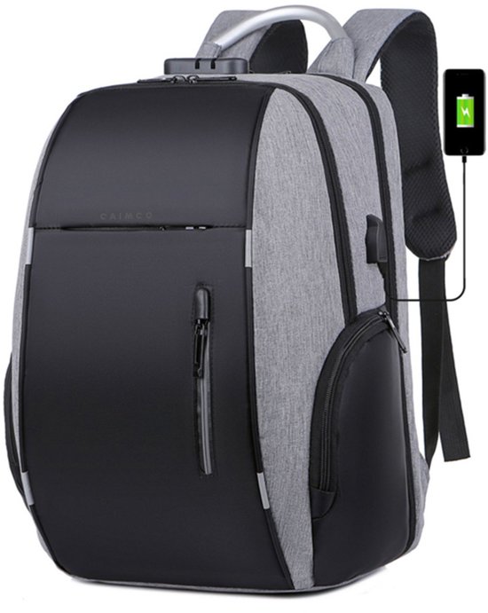 Grijze en zwarte rugzak met laptopvak, USB-poort en cijferslot. Een telefoon laadt op via de USB-poort.