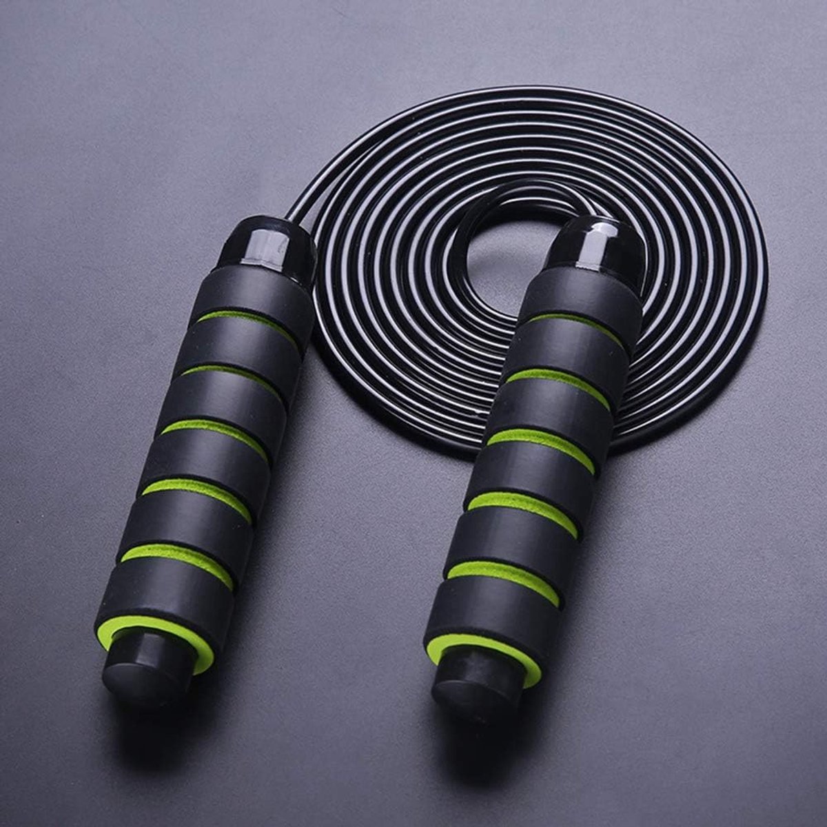 Rope Tangle-Free Rapid Speed Cable Skipping Rope met kogellagers Verstelbare springtouw Memory Foam Antiskid handgrepen Ideaal voor Aerobic Exercise Speed Endurance Training Fitness Gym