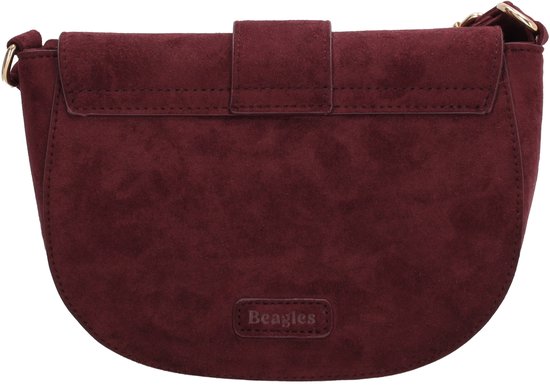 Achterkant bordeauxrode suède crossbodytas met gesp en logo.