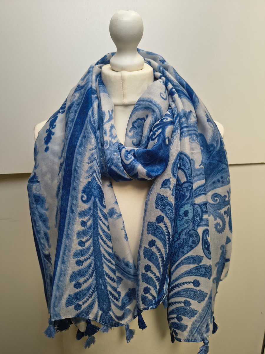 Lange dames sjaal Hanne-paisleymotief-licht blauw wit koningsblauw