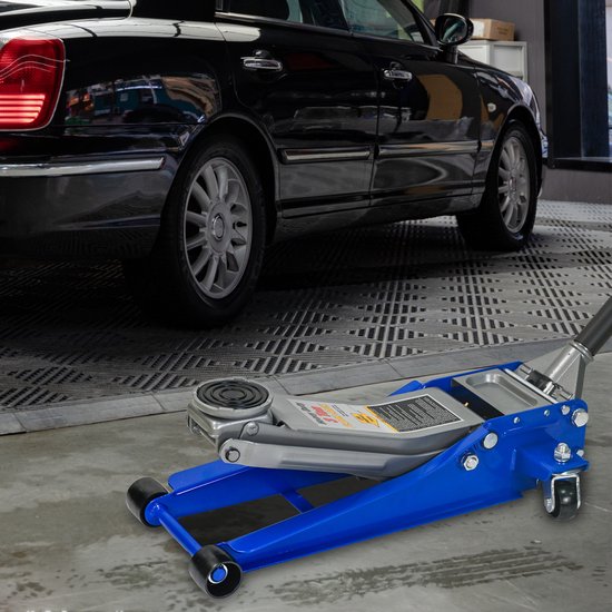 Blauwe garagkrik onder een zwarte auto in een garage.