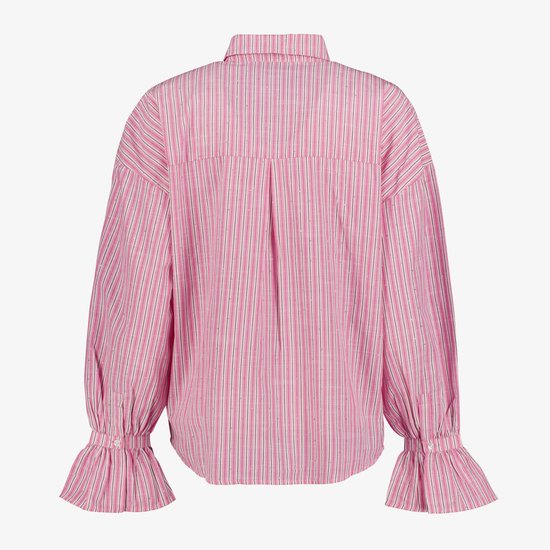 Achterkant roze blouse met verticale strepen en glitterdetails. Wijde mouwen met ruches aan de uiteinden.