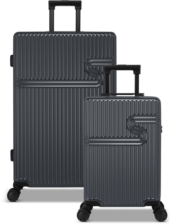 Twee donkergrijze koffers, een kleine handbagage en een grotere ruimbagage, naast elkaar op een witte achtergrond.