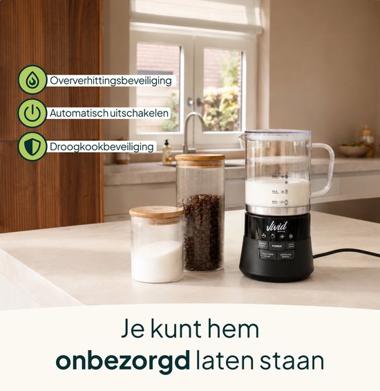 Zwarte melkopschuimer met glazen kan, met oververhittings- en droogkookbeveiliging, naast potten met koffiebonen en suiker.