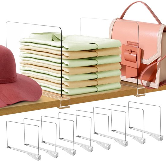 Vêtements pliés, un sac à main et un chapeau séparés par des séparateurs d'étagères en acrylique transparent. Jeu de 8 pièces.