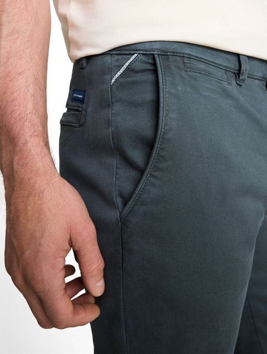 Detailopname van de zak van een donkergroene Tom Tailor chino met subtiele stiksels.