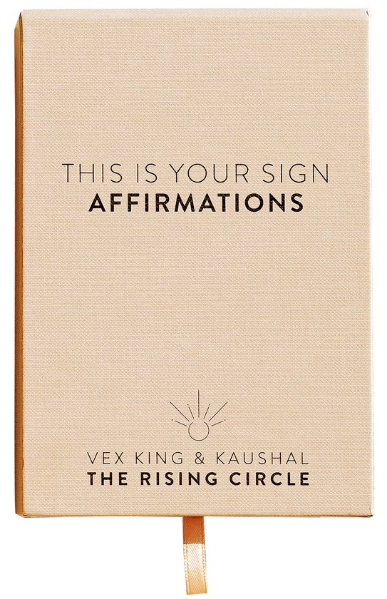 Lichtbruine doos met 'THIS IS YOUR SIGN AFFIRMATIONS' en 'VEX KING & KAUSHAL THE RISING CIRCLE' in zwart. Zonne-icoon erboven.