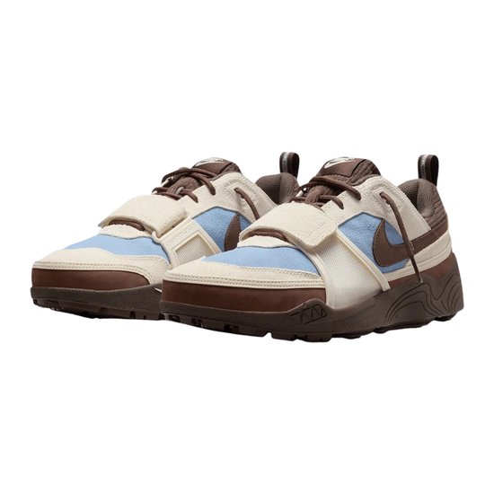 Paar bruine met lichtblauwe Nike sneakers met klittenbandsluiting, bruine zolen.