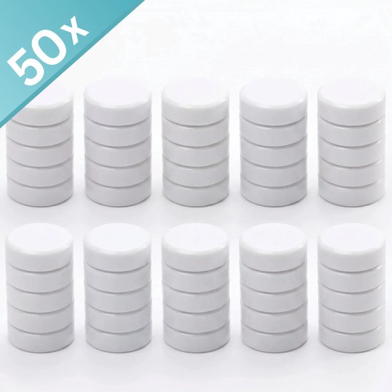 Dix piles de cinq aimants ronds et blancs sur fond blanc. "50x"