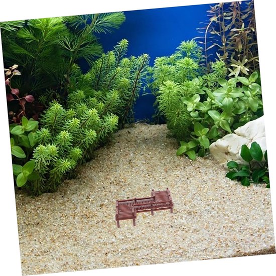 Bruine miniatuur loopbrug geplaatst op de zandbodem van een beplant aquarium.