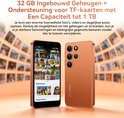Oranje smartphone en een iPhone met foto's op het scherm, 32GB opslag met tot 1TB uitbreiding.