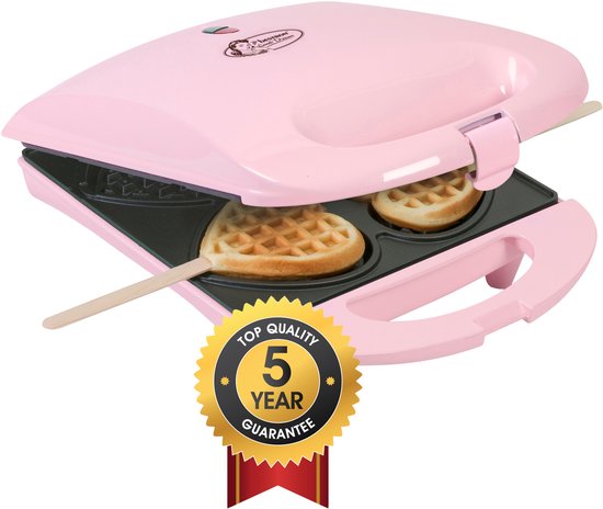 Roze wafelijzer met gesloten deksel, waaruit twee hartvormige wafels op stokjes steken. Een gouden zegel met '5 jaar garantie' is zichtbaar.