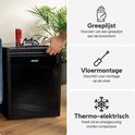 Hand op de bovenrand van de zwarte BREND koelkast, met icoontjes voor greeplijst, vloermontage en thermo-elektrisch.