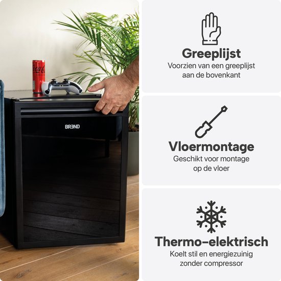 Hand op de bovenrand van de zwarte BREND koelkast, met icoontjes voor greeplijst, vloermontage en thermo-elektrisch.
