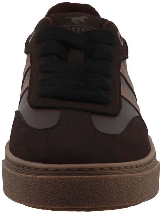 Voorkant van bruine Mustang sneaker met veters en suède neus.