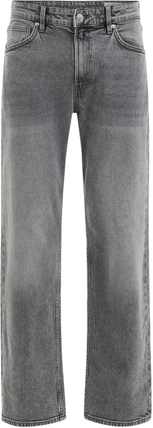 Grijze heren jeans met een relaxed fit, recht van voren gefotografeerd.