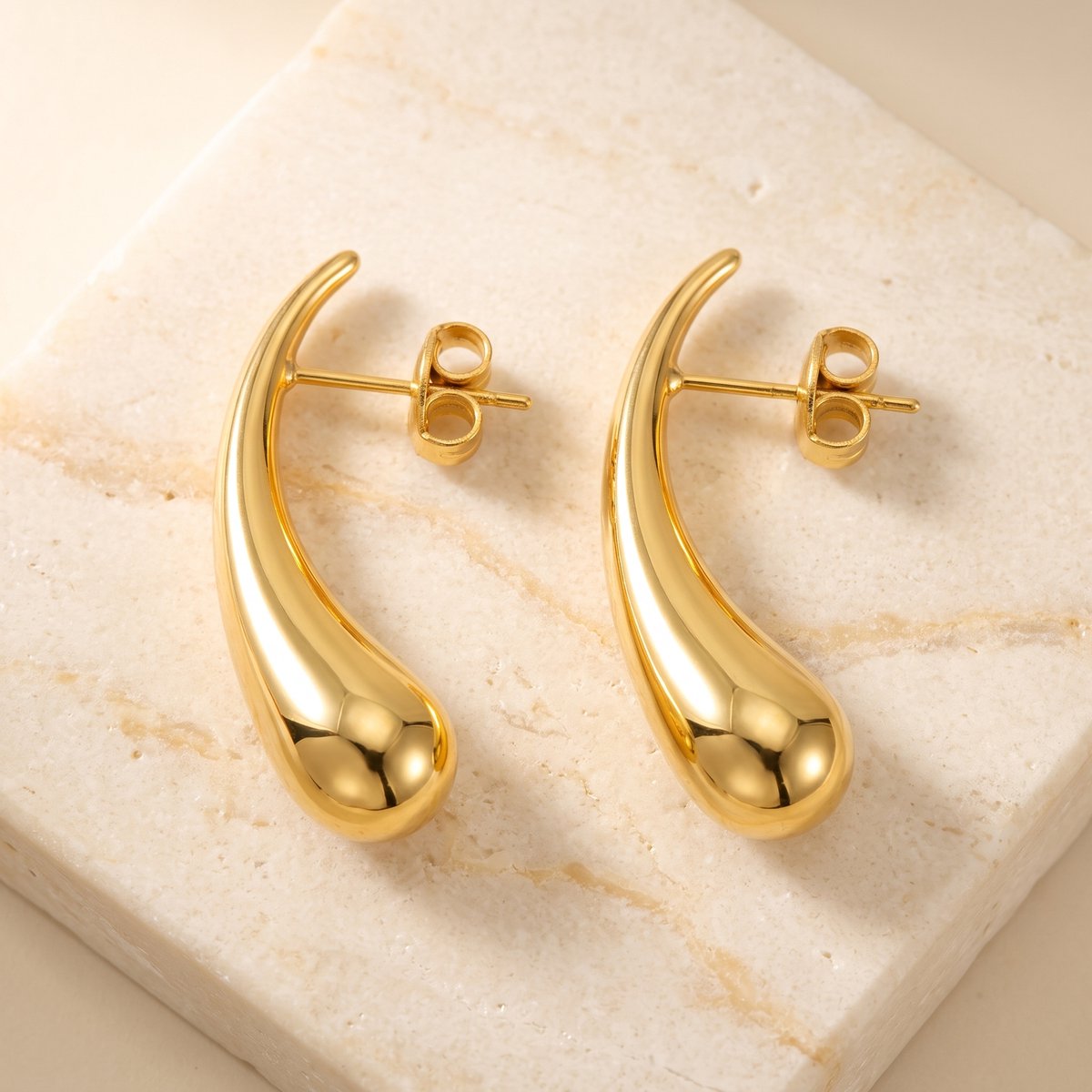 Lundholm Mirthe Oorbellen Dames Goud kleurig – Luxe Druppel Oorbellen – Premium Stainless Steel Gold PVD Plated Oorstekers – Elegante Statement Oorbellen 3 cm – Vrouwen Cadeautjes Tip Cadeau voor Haar – Scandinavisch Design